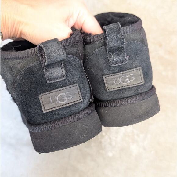UGG 1116109 Black Classic Ultra Leather Mini Ankle Boots, size 8 - Picture 4 of 7